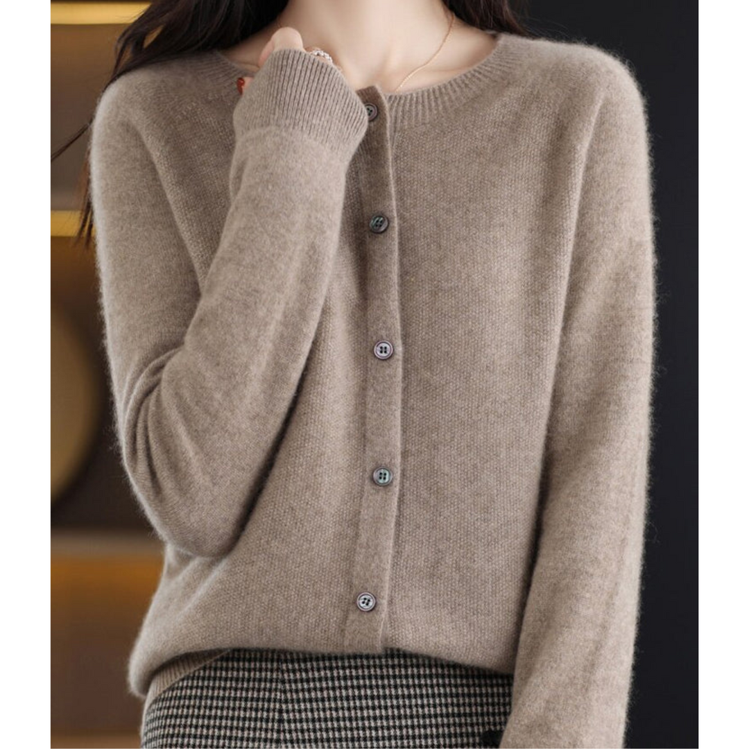 Dam cardigan med knappar och långa ärmar i enkel design