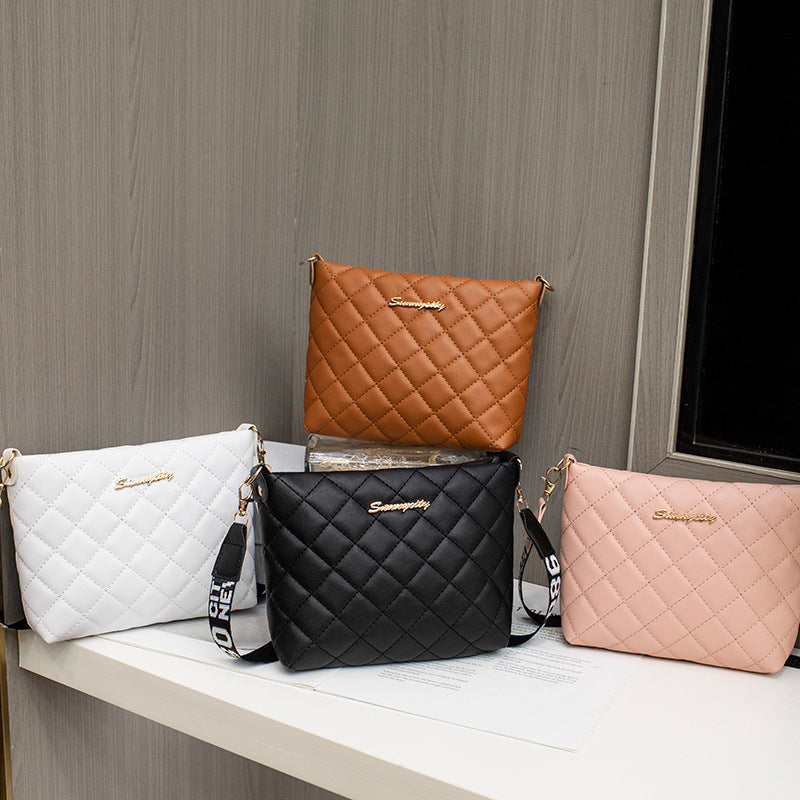 Liten quiltad crossbodyväska med bred rem