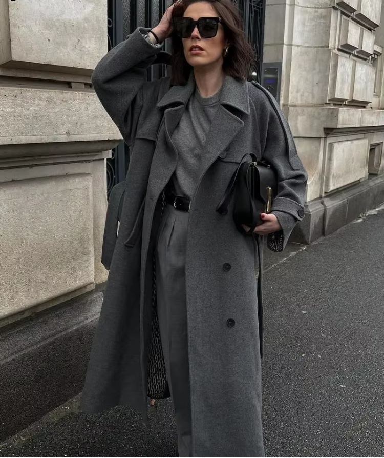 Dam lång vinter trenchcoat tillverkad av ull