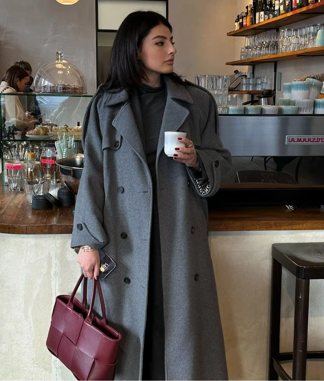 Dam lång vinter trenchcoat tillverkad av ull