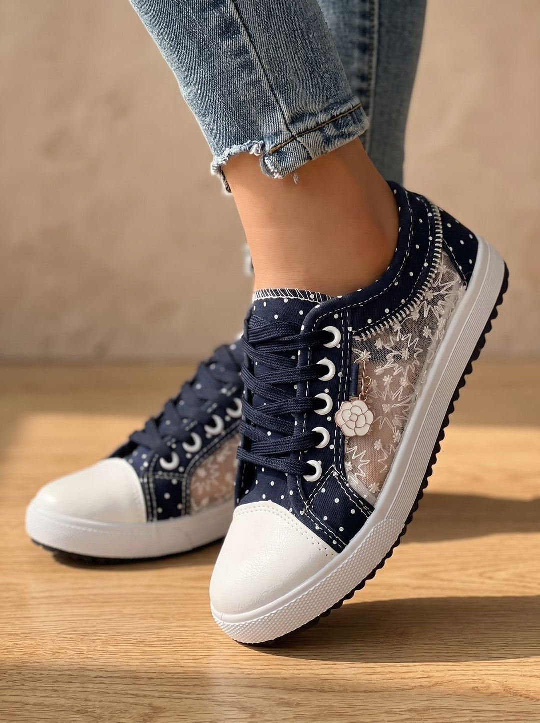 Dam ortopedisk sneakers med spets kant och blommig detalj med snörning sko
