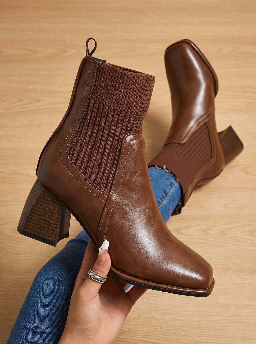 Dam slip-på ankelboots med blockklack och stickad skaft, brun