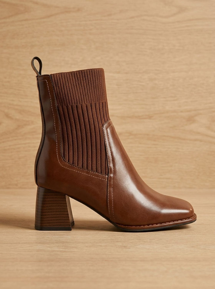 Dam slip-på ankelboots med blockklack och stickad skaft, brun