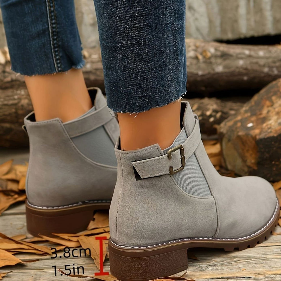 Dam ankelboots med blockklack och spänne axelband i chelsea stil