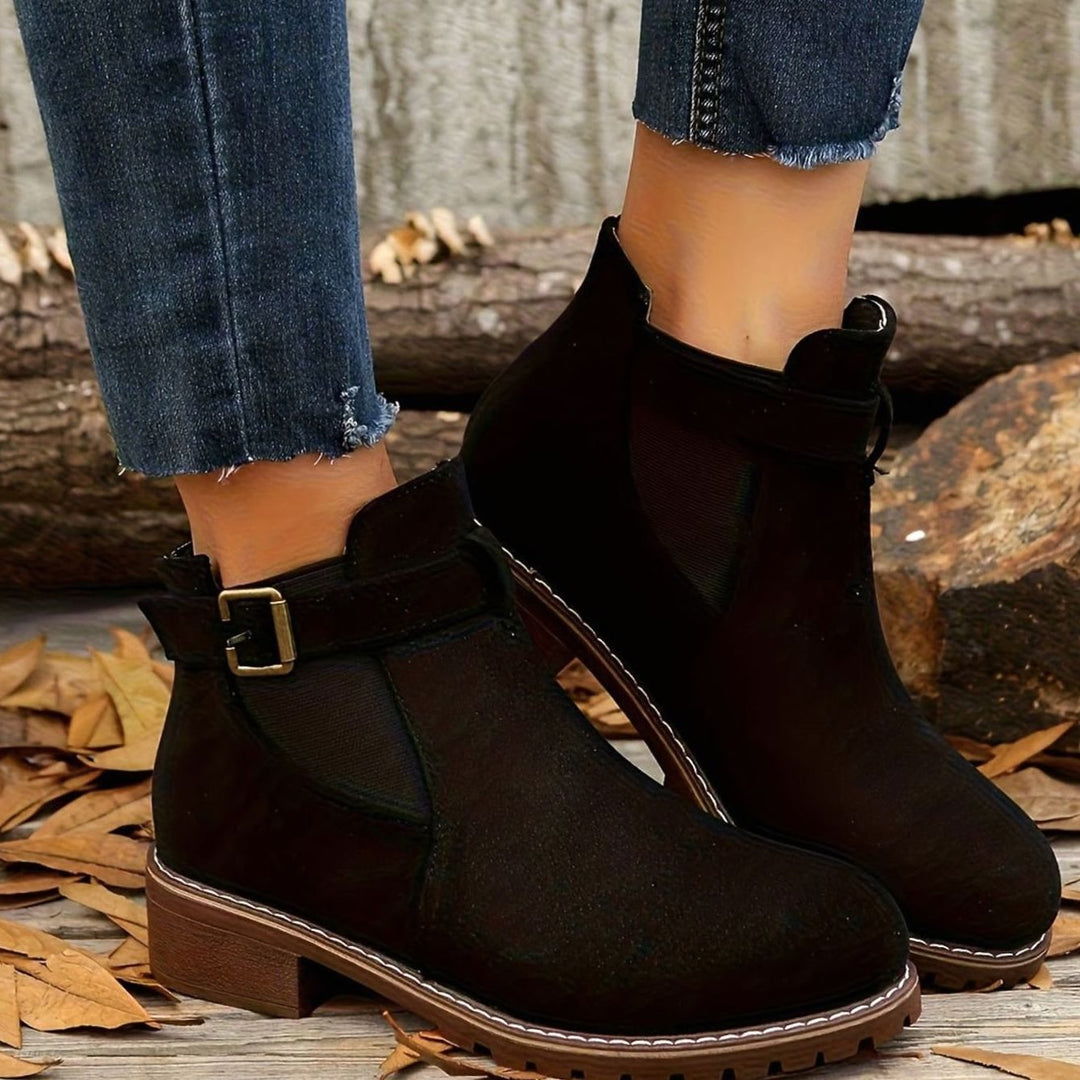 Dam ankelboots med blockklack och spänne axelband i chelsea stil