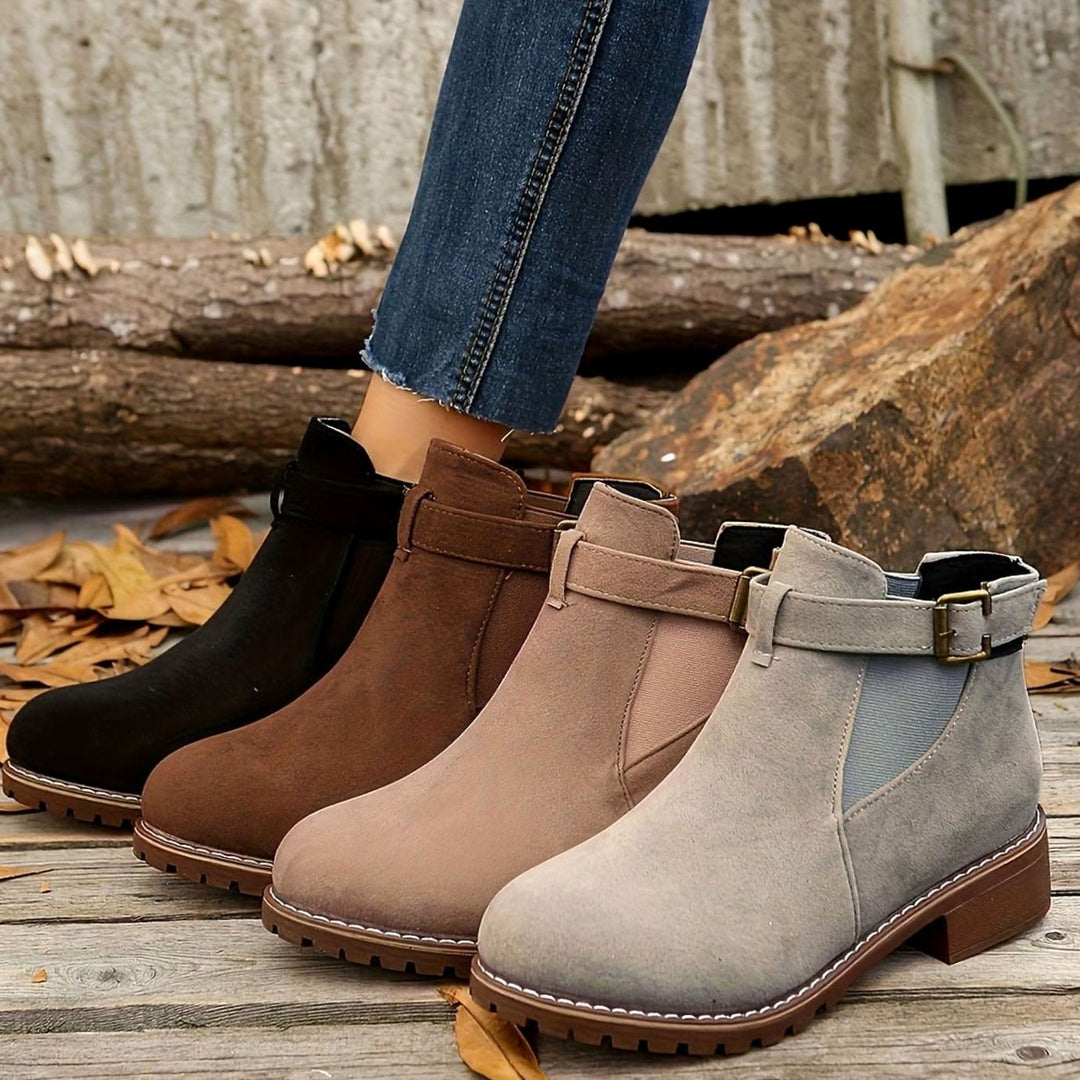Dam ankelboots med blockklack och spänne axelband i chelsea stil