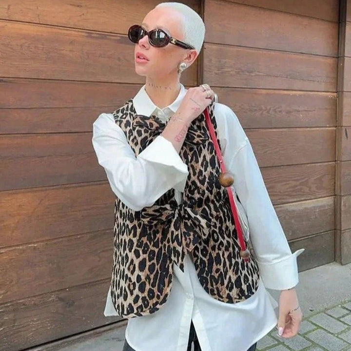 Dam väst i leopardmönster med knytband