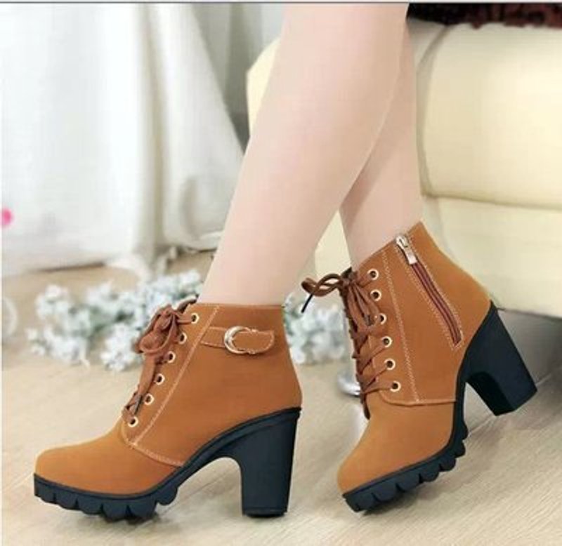 Dam ankelboots med snörning blockklack mocka stil
