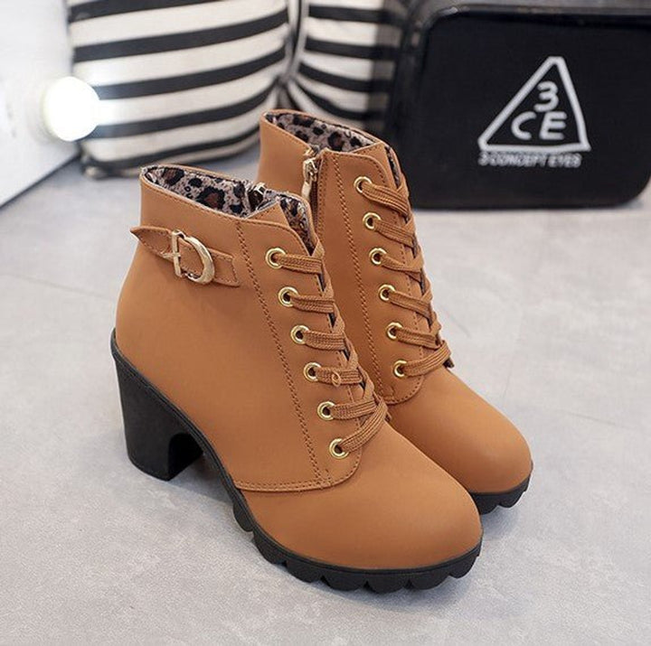 Dam ankelboots med snörning blockklack mocka stil