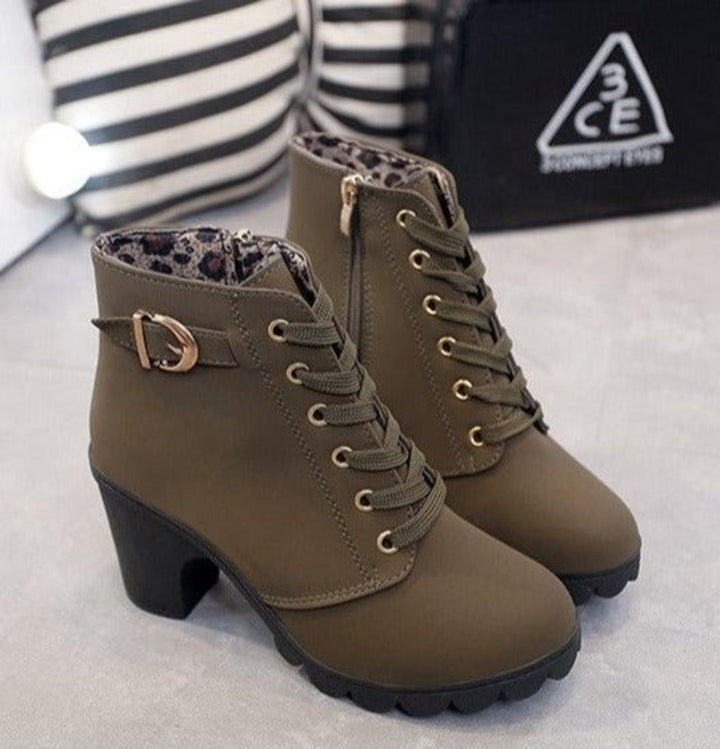 Dam ankelboots med snörning blockklack mocka stil