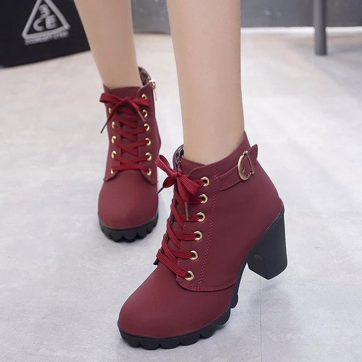 Dam ankelboots med snörning blockklack mocka stil