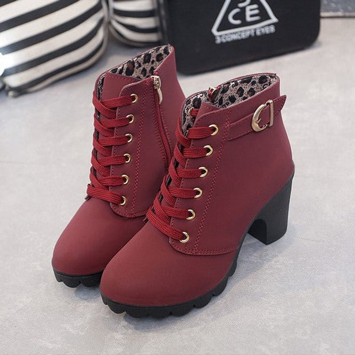 Dam ankelboots med snörning blockklack mocka stil