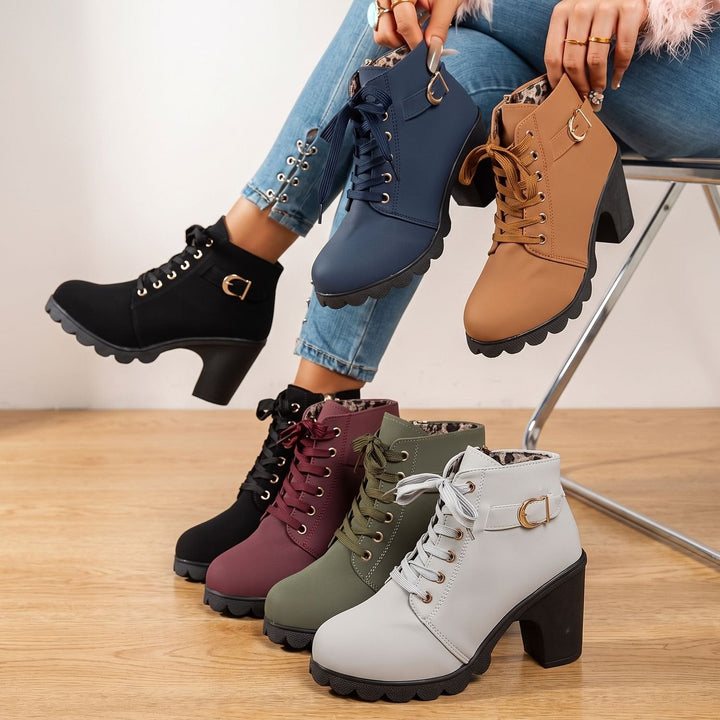 Ankelboots för kvinnor med blockklack, snörning, spänndetalj, och profil sula