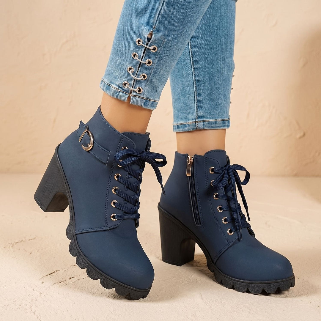 Ankelboots för kvinnor med blockklack, snörning, spänndetalj, och profil sula