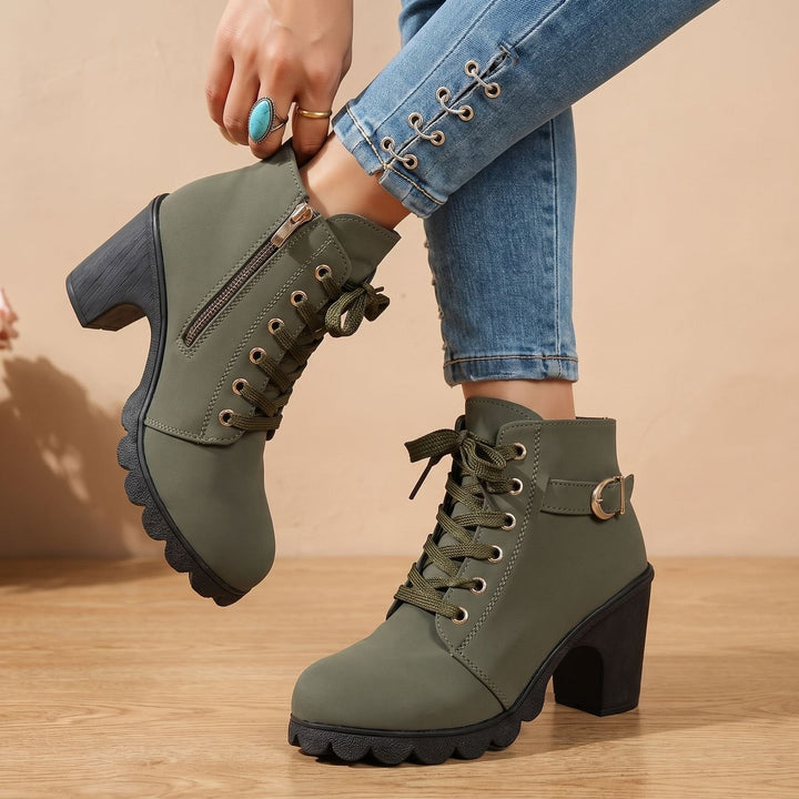 Ankelboots för kvinnor med blockklack, snörning, spänndetalj, och profil sula